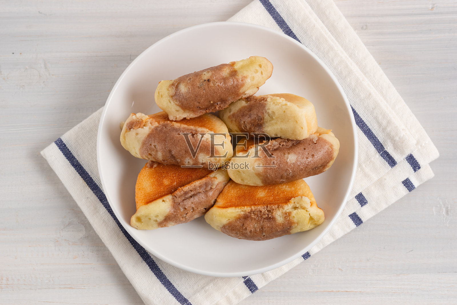 Kue Pukis是一种印尼传统蛋糕。Pukis是用小麦粉为基础的面糊制成，使用类似于松饼烤盘的特殊模具烹饪。照片摄影图片