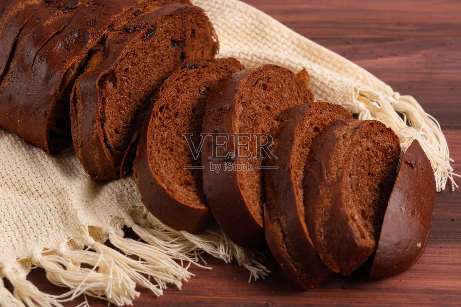 切片酸面包黑麦面包，新鲜的深色面包。照片摄影图片