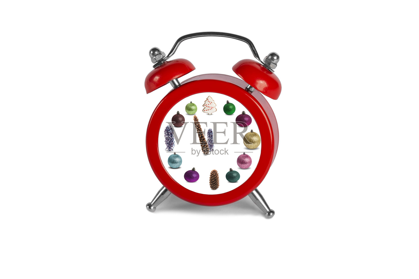 红色闹钟和白色背景上的圣诞球照片摄影图片