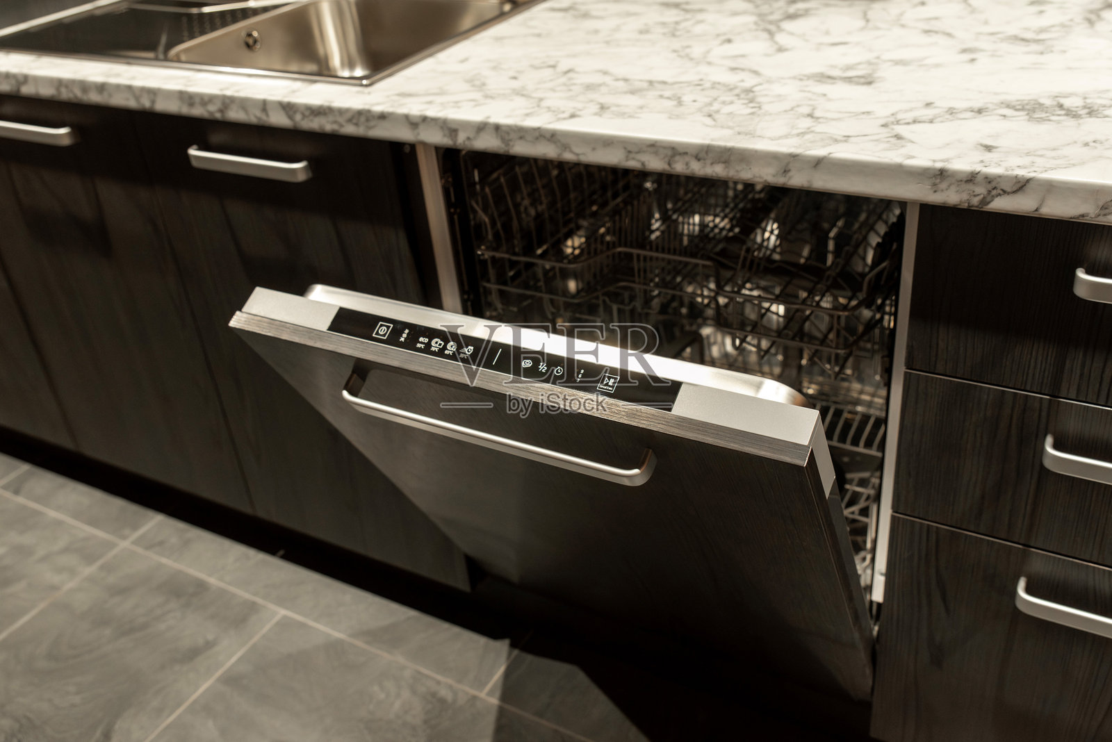 内置洗碗机，门打开，控制面板可见照片摄影图片