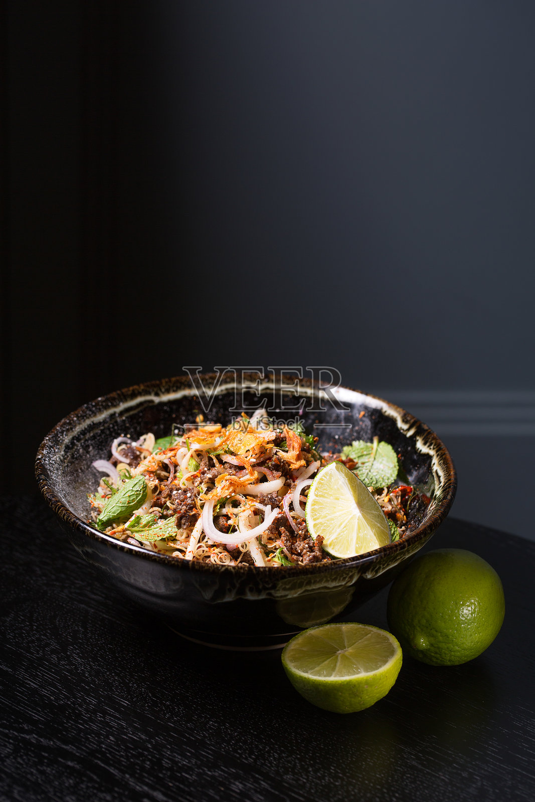 温暖的泰式碎肉沙拉照片摄影图片