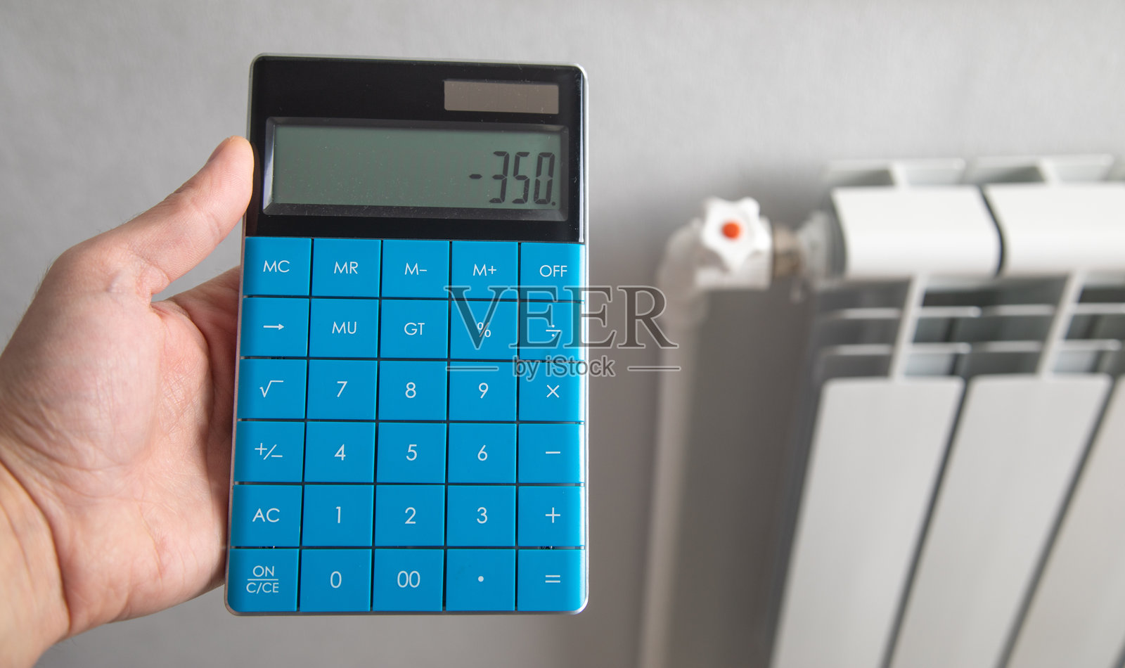 家中带有暖气片的计算器。照片摄影图片