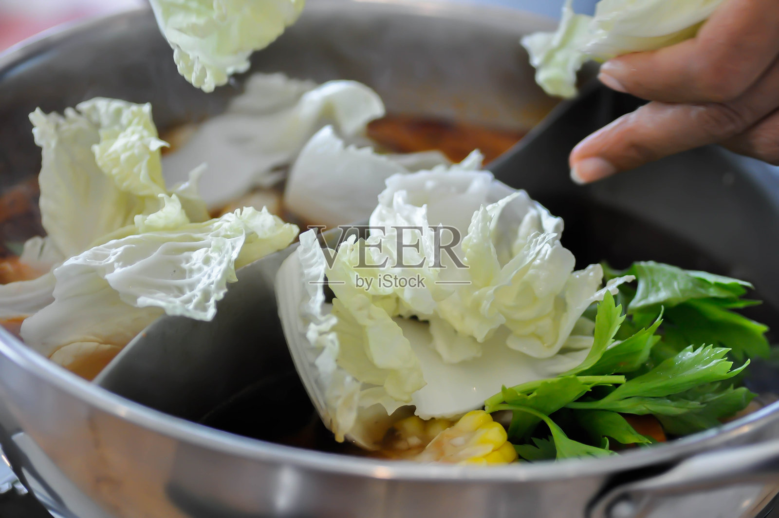 蔬菜汤、混合蔬菜汤或大白菜汤或涮涮锅照片摄影图片