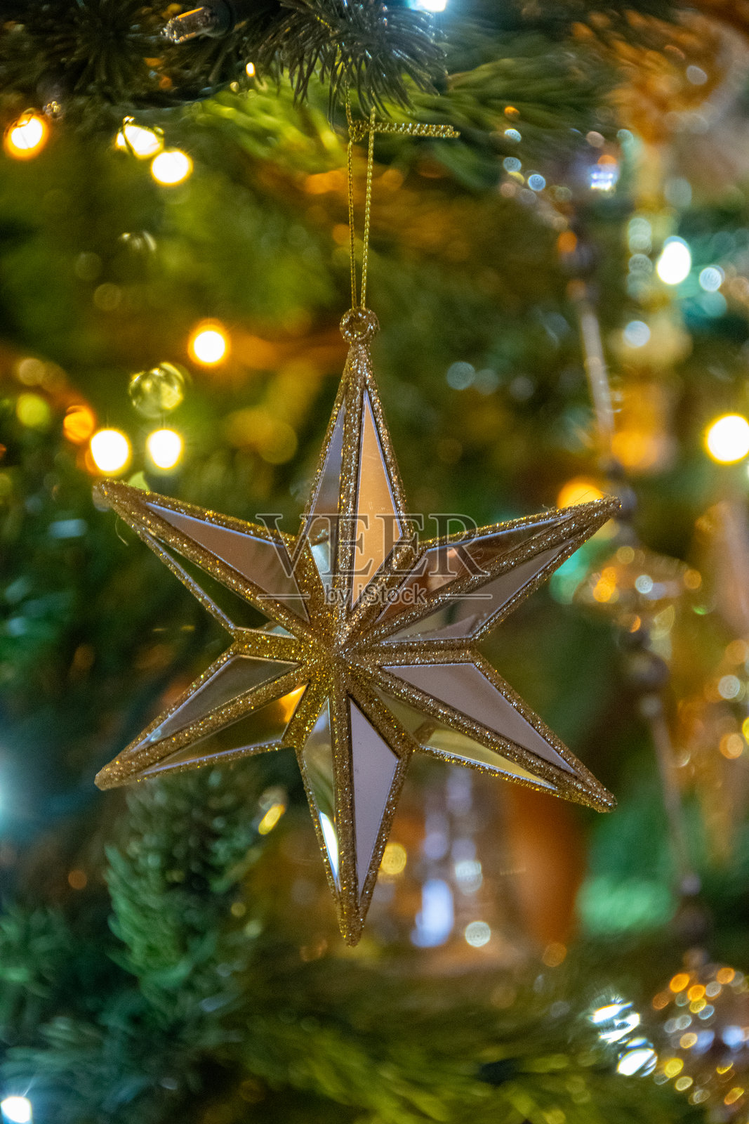 圣诞树上的星星装饰品照片摄影图片