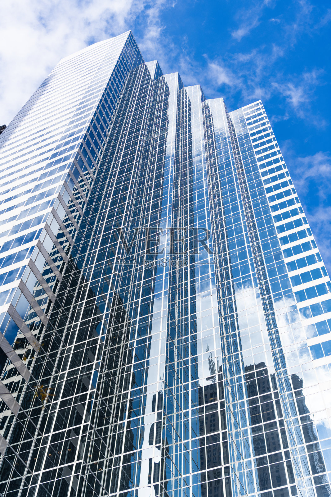 城市摩天大楼的视角。商业摩天大楼。商业区的建筑。玻璃摩天大楼。城市建筑。现代办公楼的建筑。现代区域。照片摄影图片