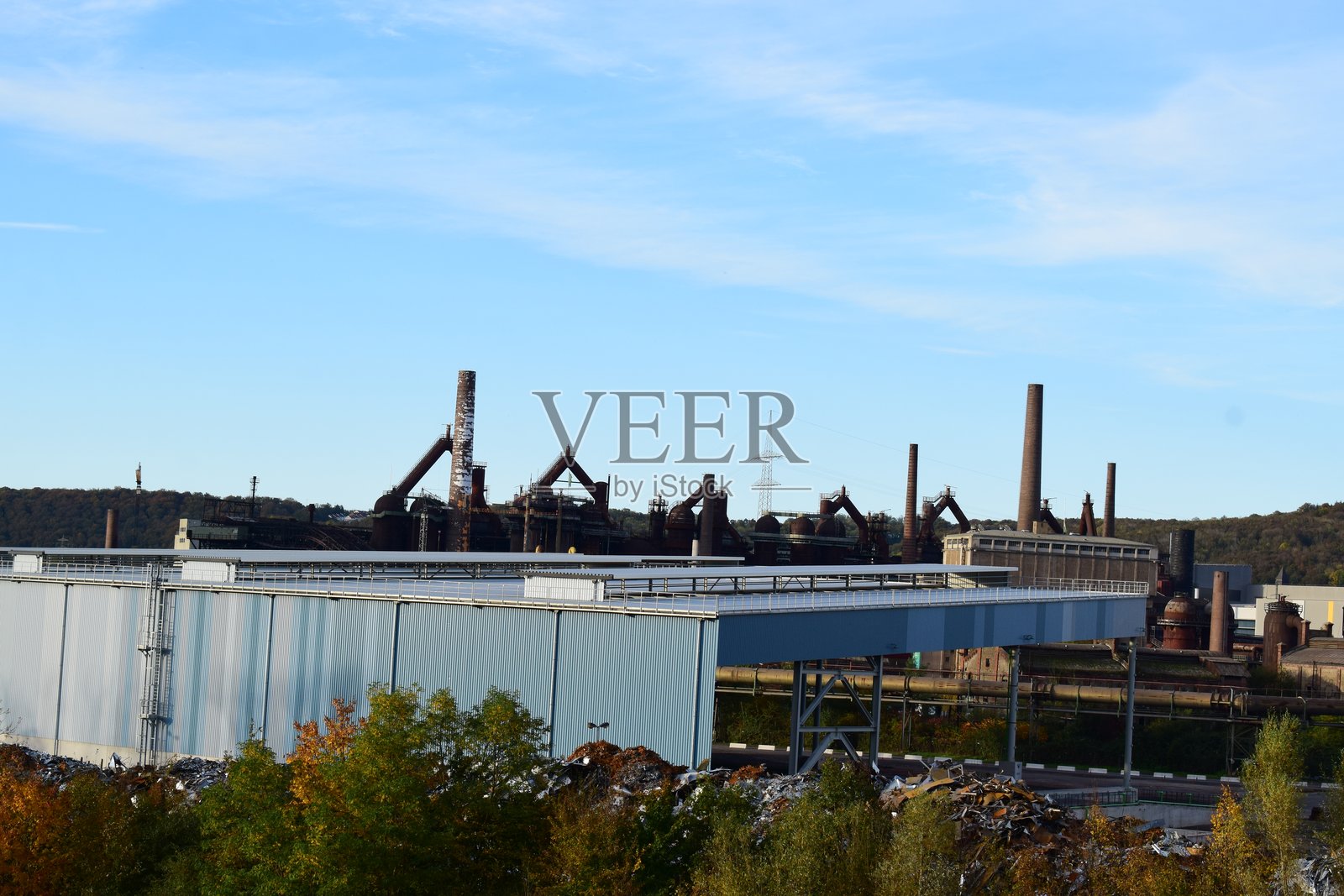 现代工厂与背景中的历史沃尔克林格炉照片摄影图片