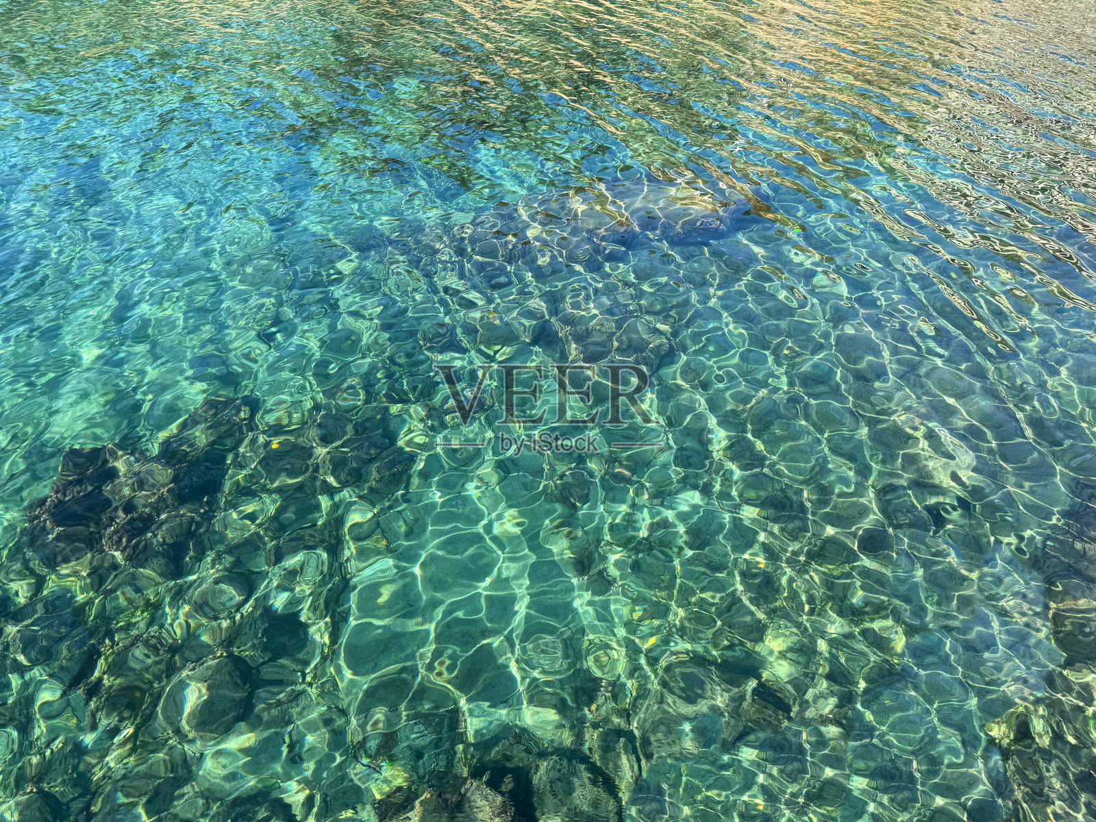 地中海清澈的翡翠水面。照片摄影图片