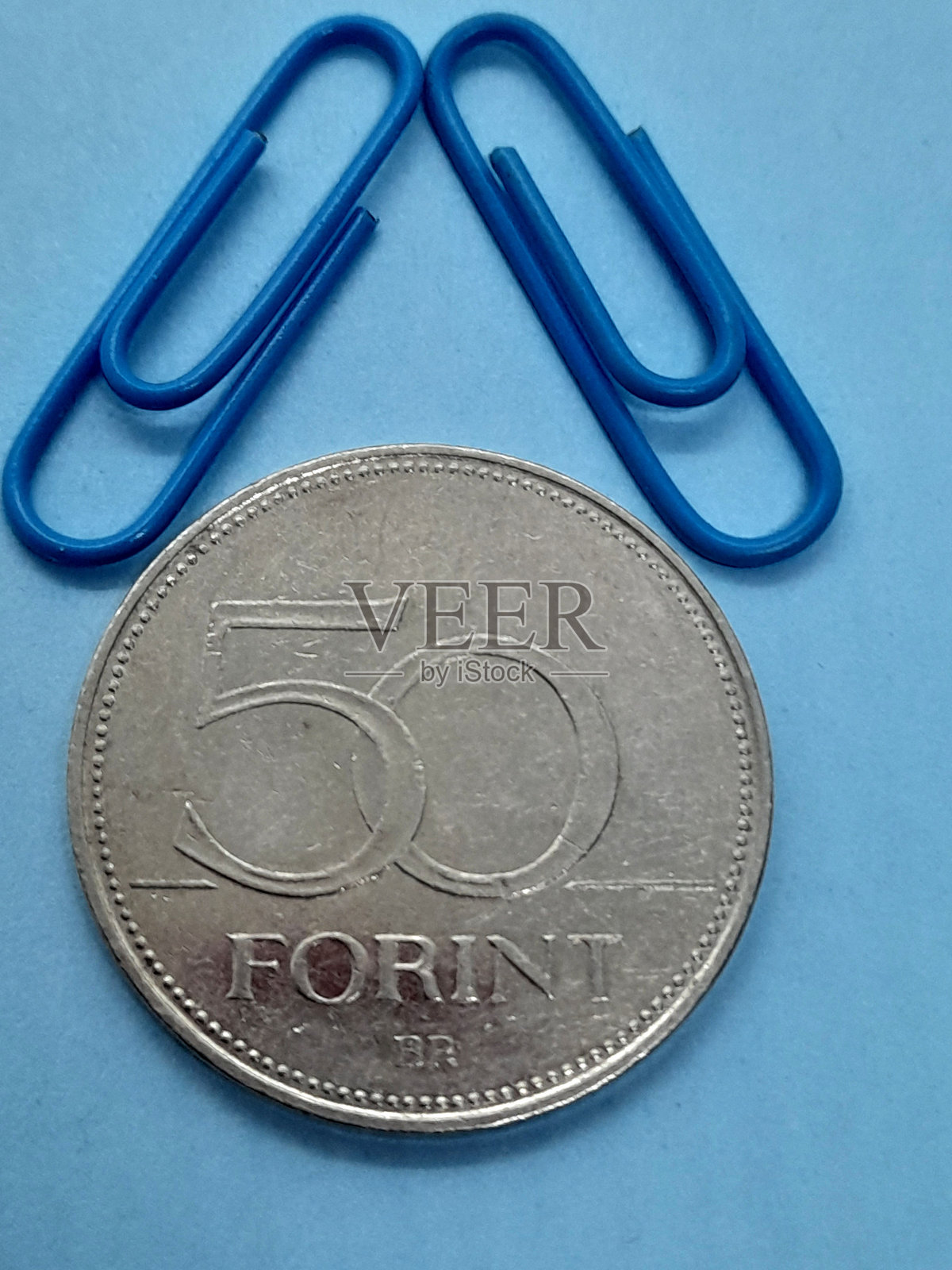 匈牙利福林硬币和回形针组成的房屋形状照片摄影图片