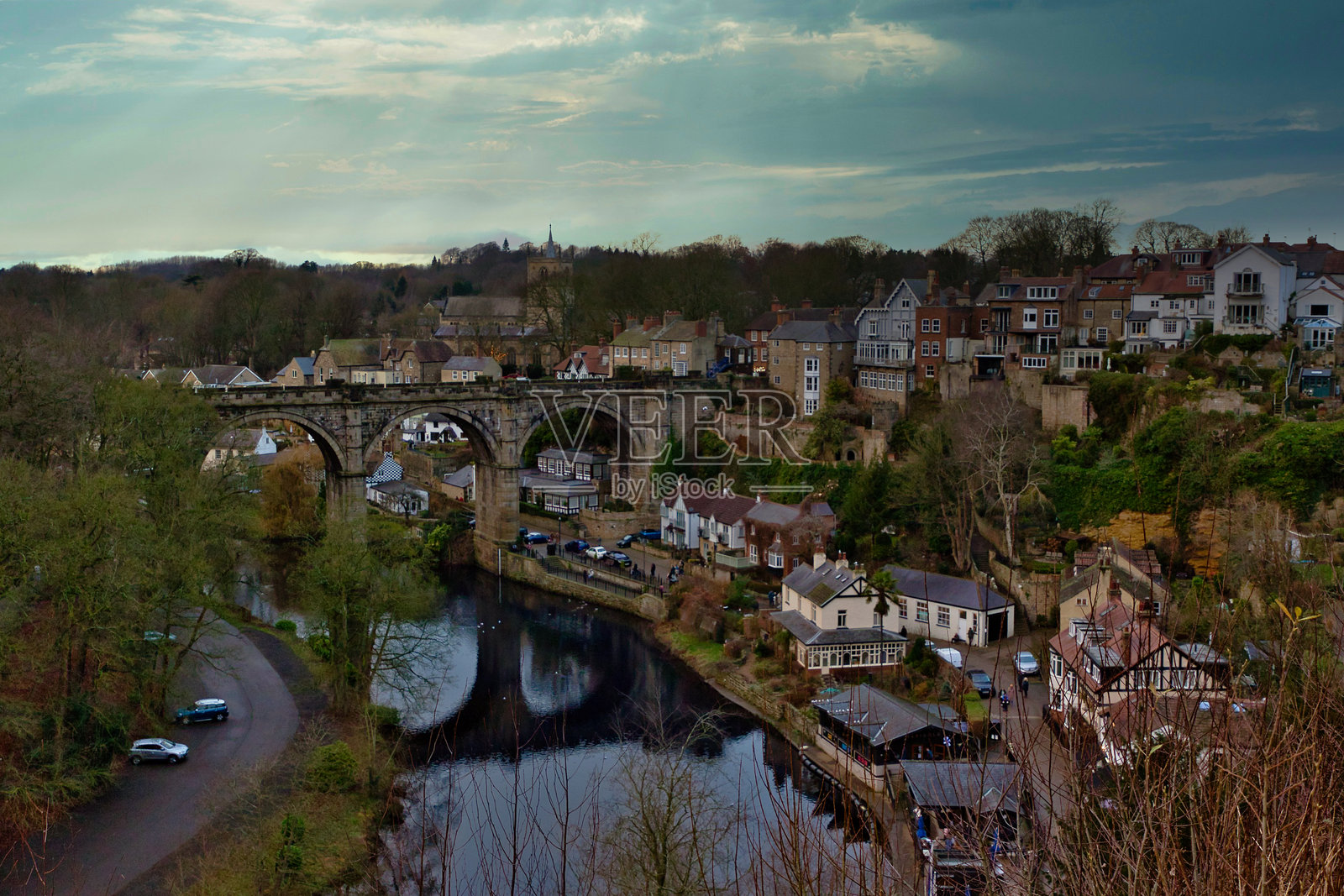 英国克纳斯堡的石拱桥和河边小镇，阴 cloudy 的天空。照片摄影图片