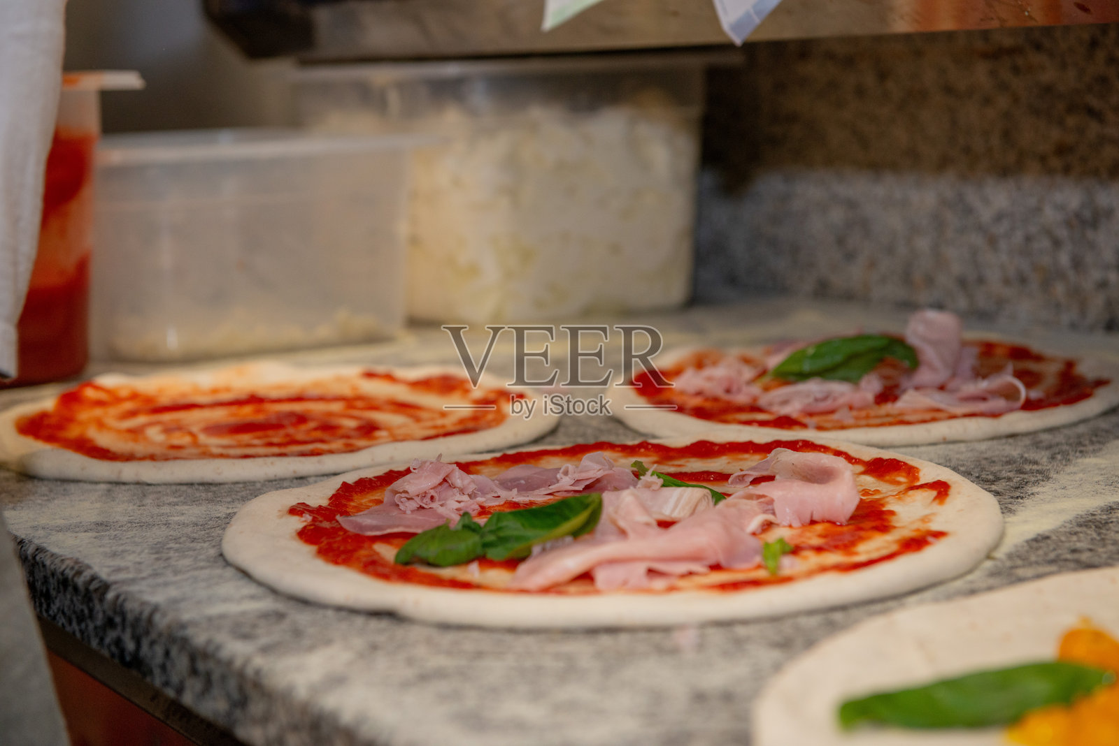 准备烘烤的比萨饼照片摄影图片