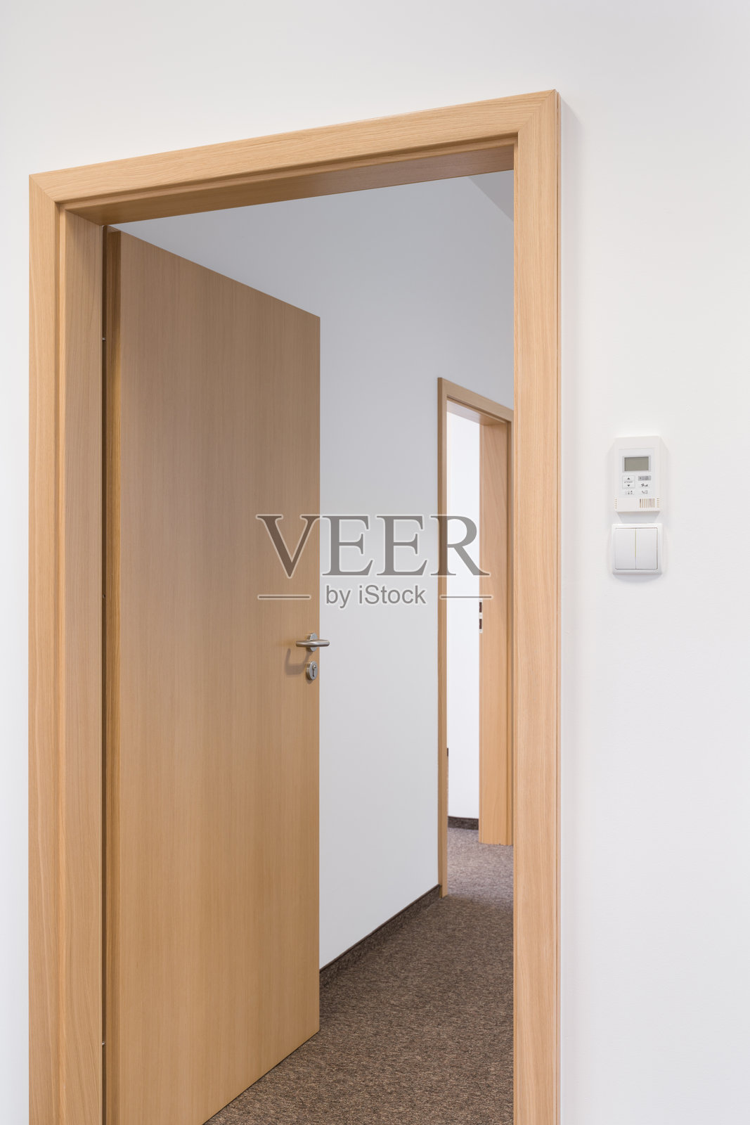 打开的木门通向现代室内环境照片摄影图片