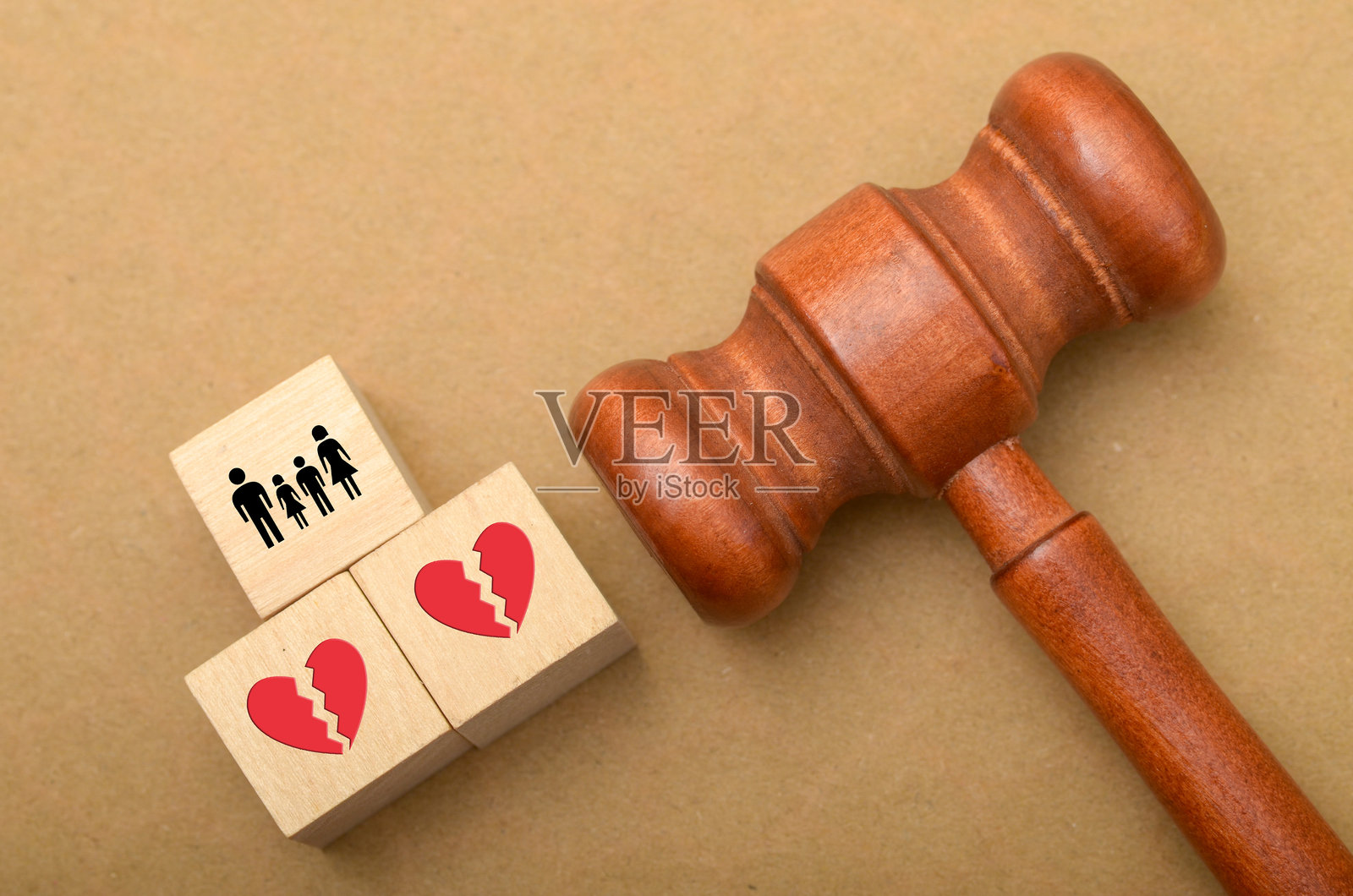 法官的法槌作为法律裁决的象征：探讨现代社会中的爱情、分离与离婚照片摄影图片
