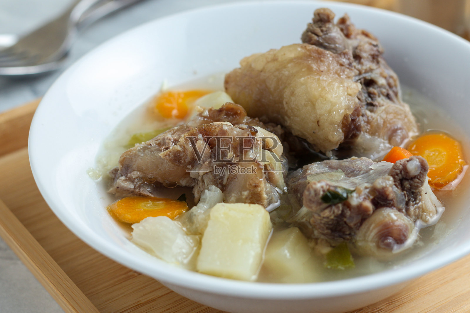 牛尾汤，适合用于食谱、文章、目录或任何商业用途。照片摄影图片