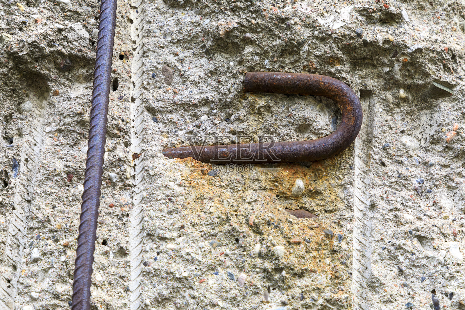 欧洲，德国，柏林。生锈的钢筋和混凝土，柏林墙的残余部分。照片摄影图片