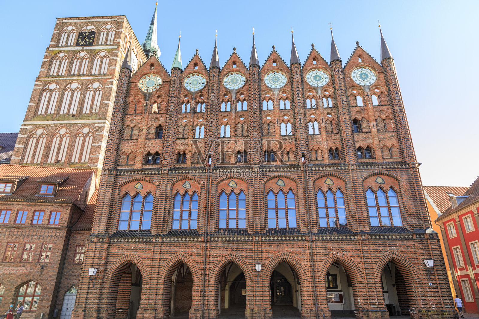 欧洲，德国，波美拉尼亚，梅克伦堡-前波美拉尼亚，斯特拉尔松德。圣尼古拉教堂和市政厅，市中心广场的市政厅。联合国教科文组织世界遗产。照片摄影图片