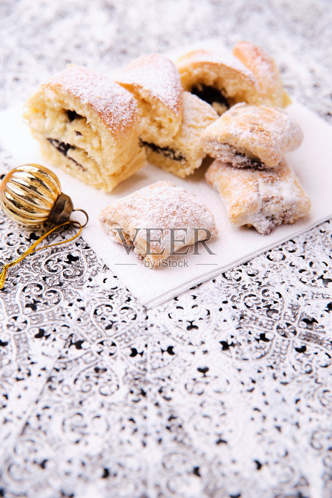 明亮背景上的斯托伦小点心。柔焦。特写。留白空间。照片摄影图片