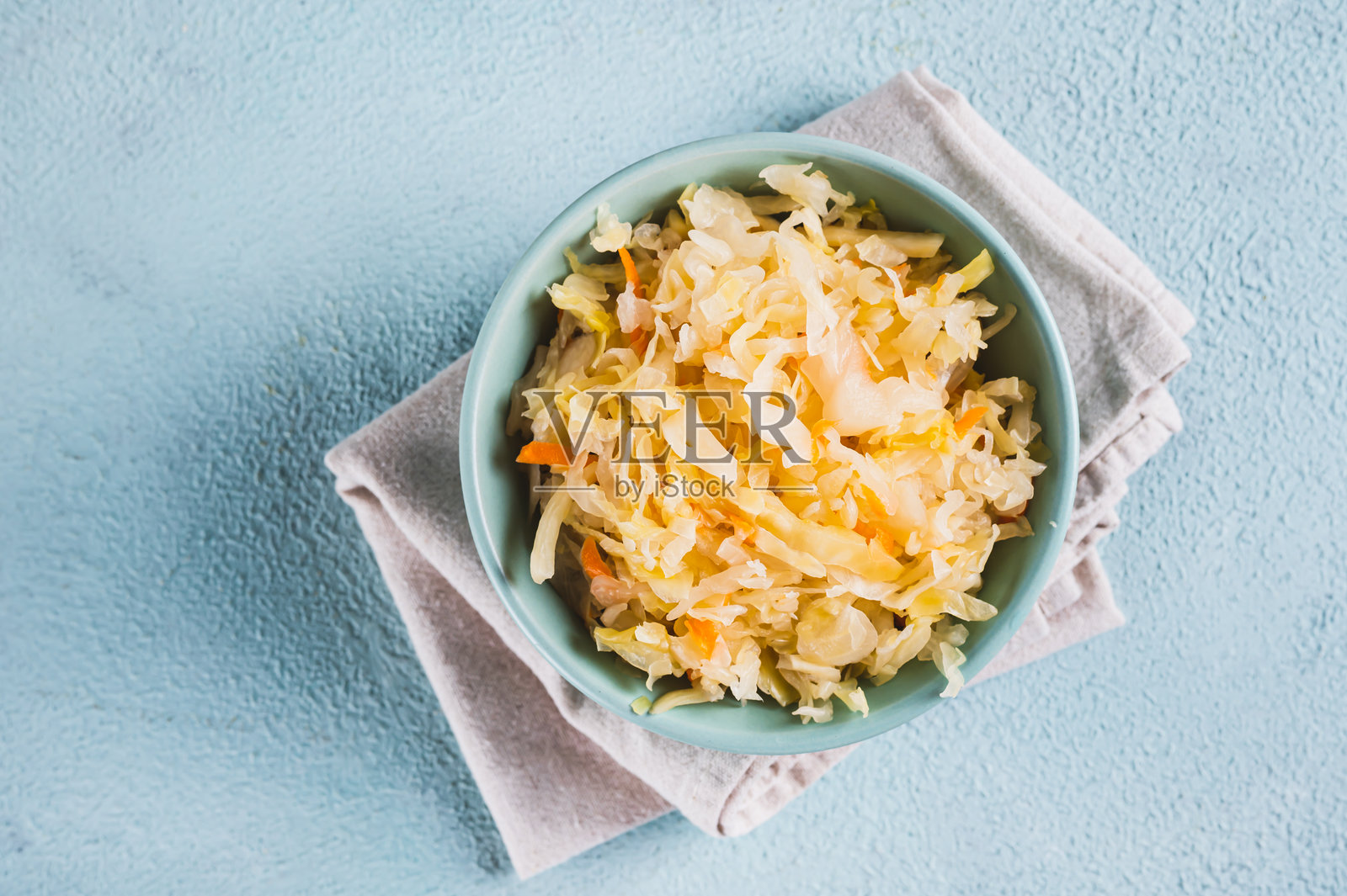 碗里盛着泡菜和胡萝卜的特写，桌面俯视图照片摄影图片