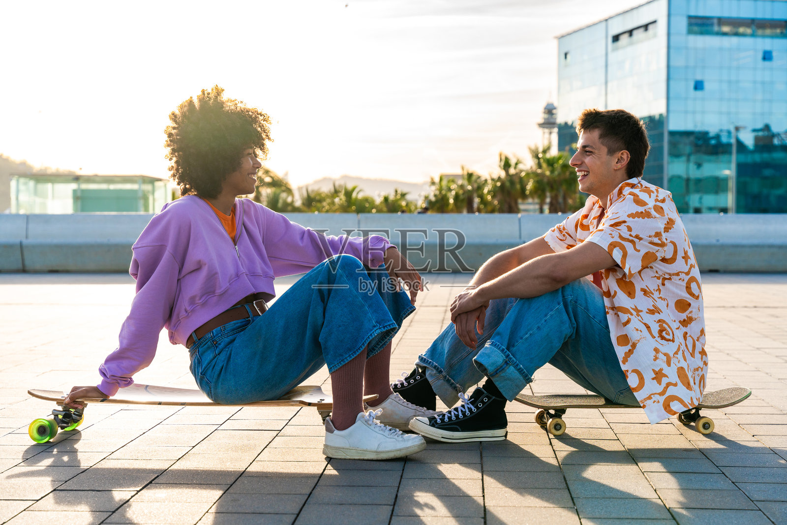 年轻的多民族现代情侣在户外约会照片摄影图片