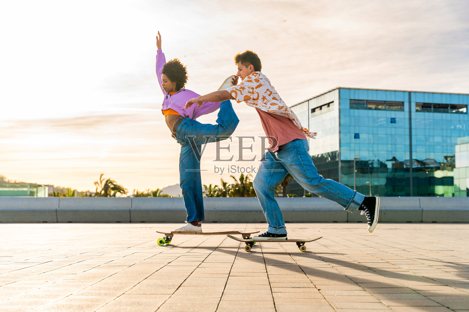 年轻的多民族现代情侣在户外约会照片摄影图片