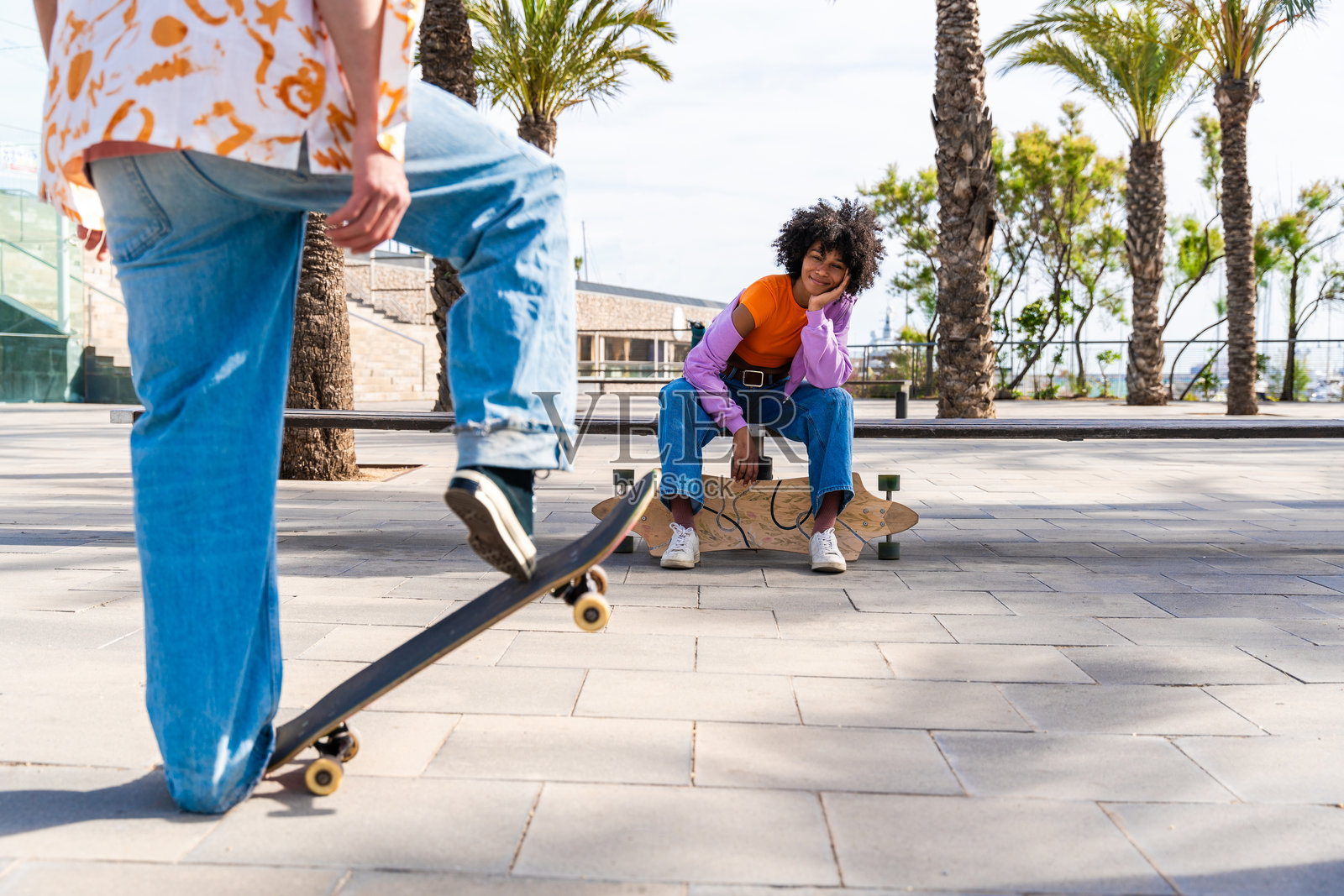 年轻的多民族现代情侣在户外约会照片摄影图片
