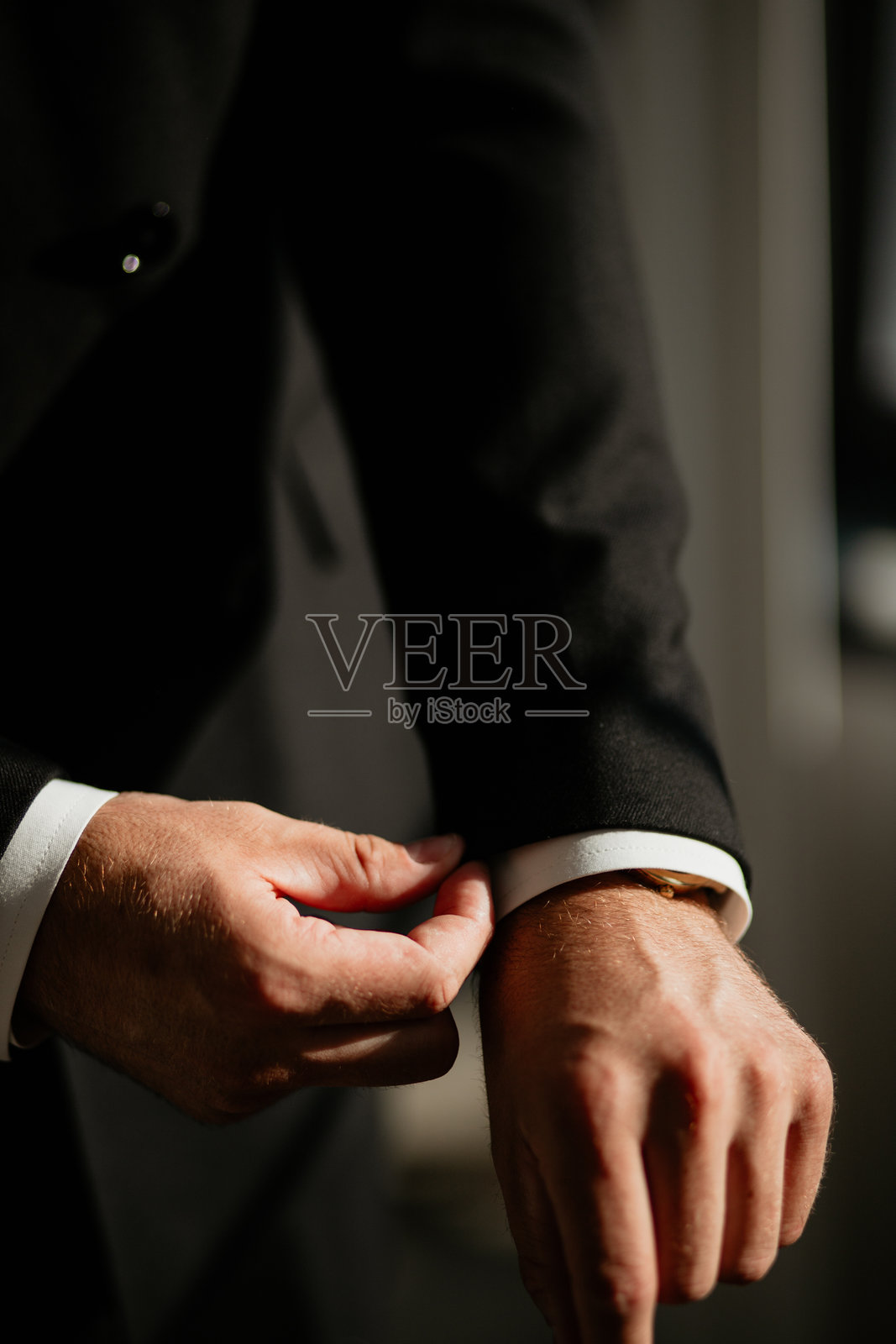 新郎调整袖口照片摄影图片