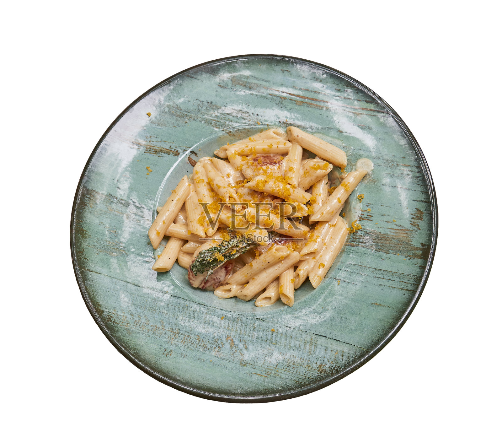 白色背景下的意大利面和牡蛎酱的特写盘子，孤立展示。照片摄影图片