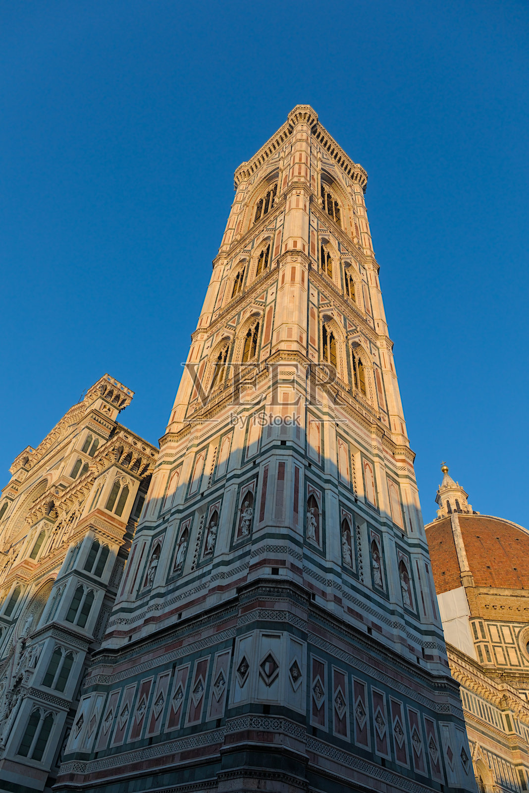 佛罗伦萨圣母百花大教堂在阳光下的美丽景象。照片摄影图片