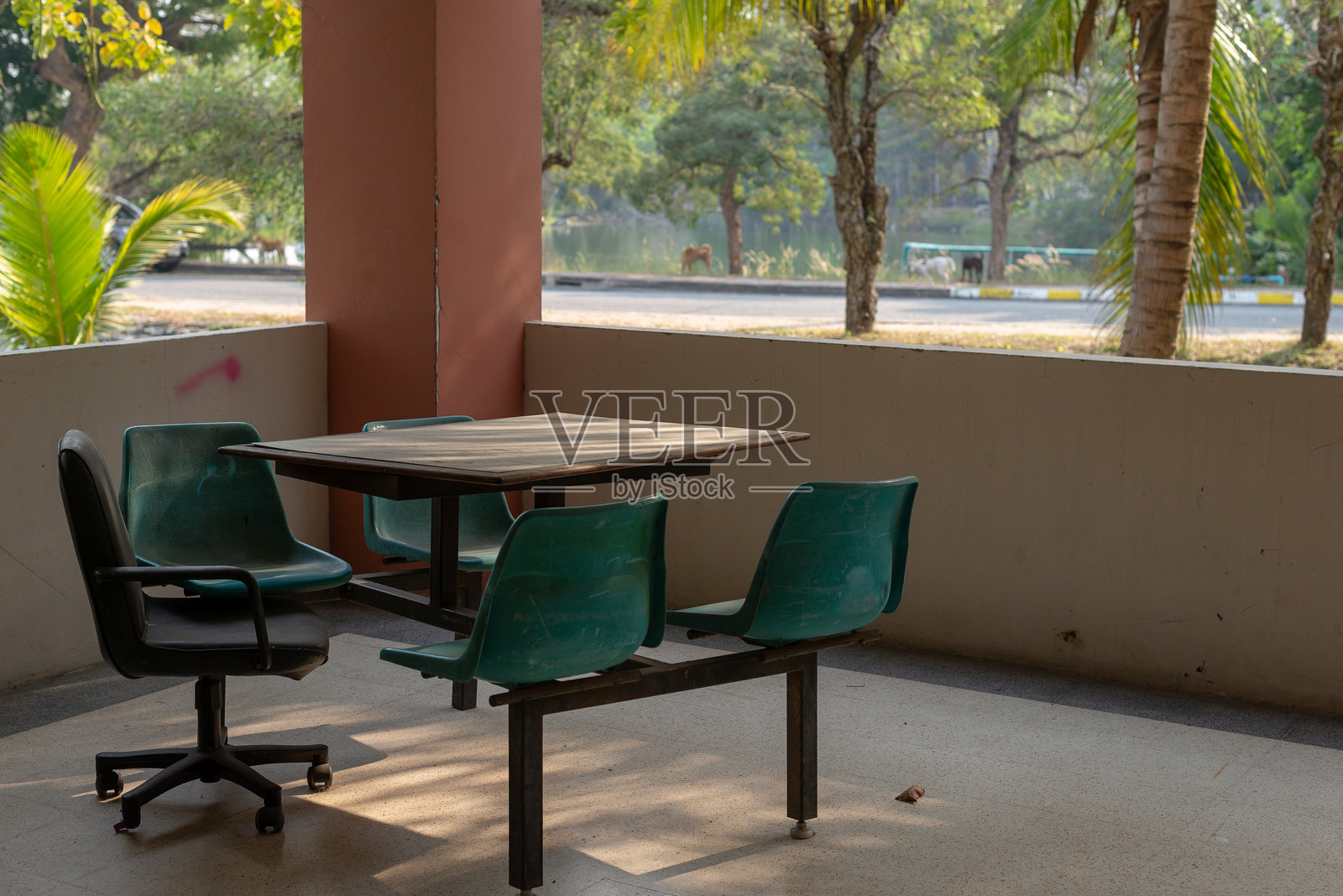 一个小露台区域，配有桌子和椅子照片摄影图片