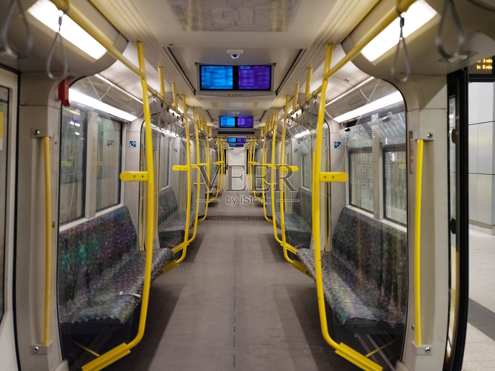 德国柏林火车站的地下列车U-Bahn照片摄影图片