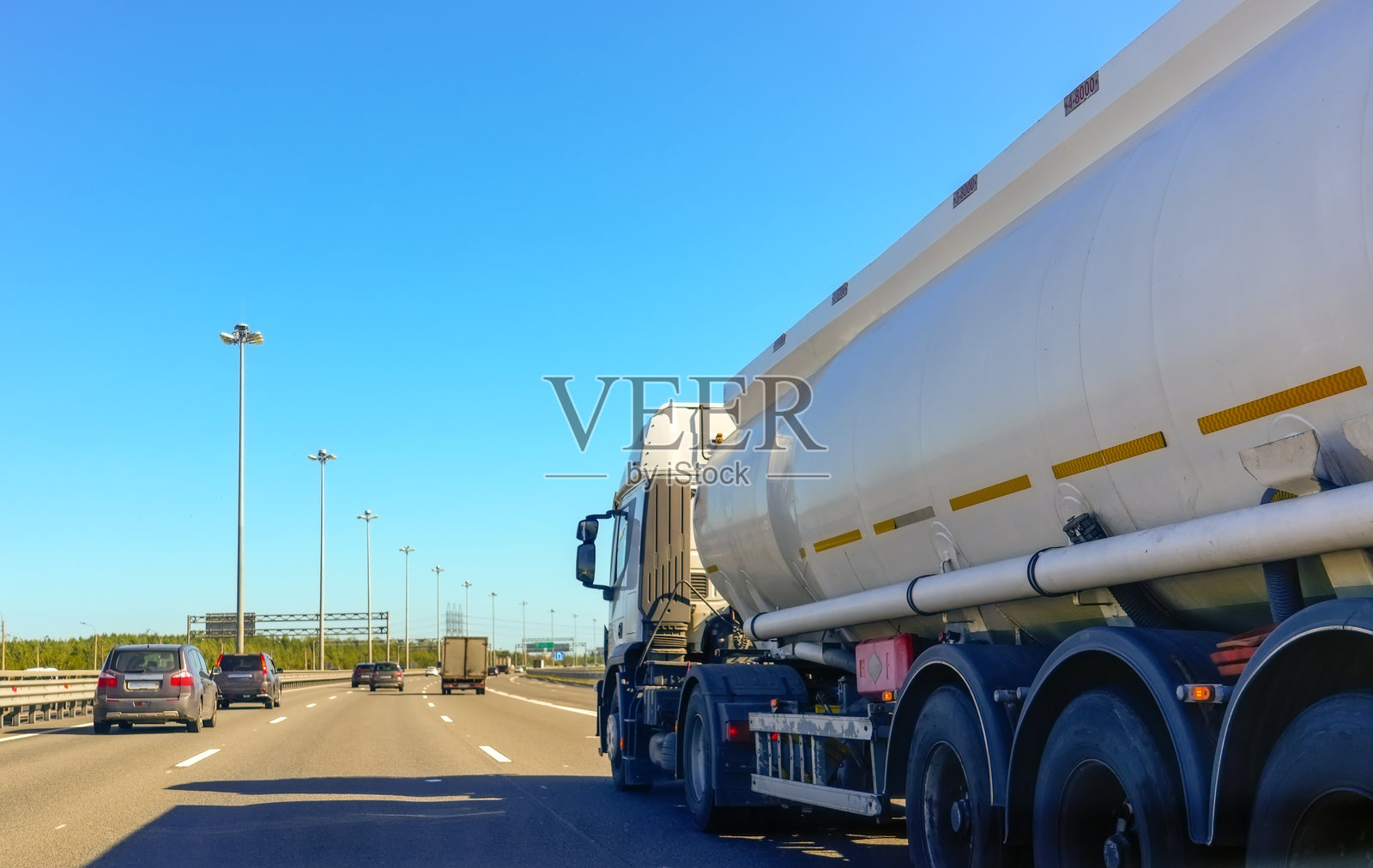 燃油卡车在外侧车道上与其他汽车一起沿高速公路行驶照片摄影图片