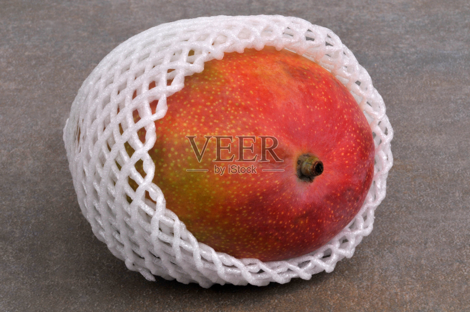 新鲜的芒果带保护网照片摄影图片