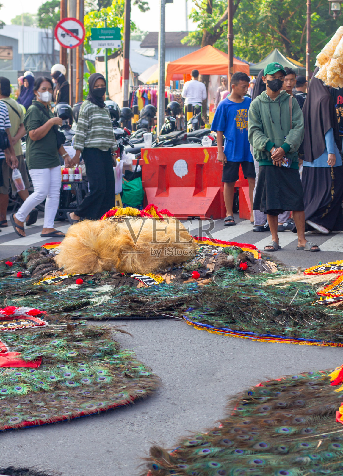 一排整齐摆放的Reog Ponorogo巴龙舞道具准备进行街头表演。照片摄影图片
