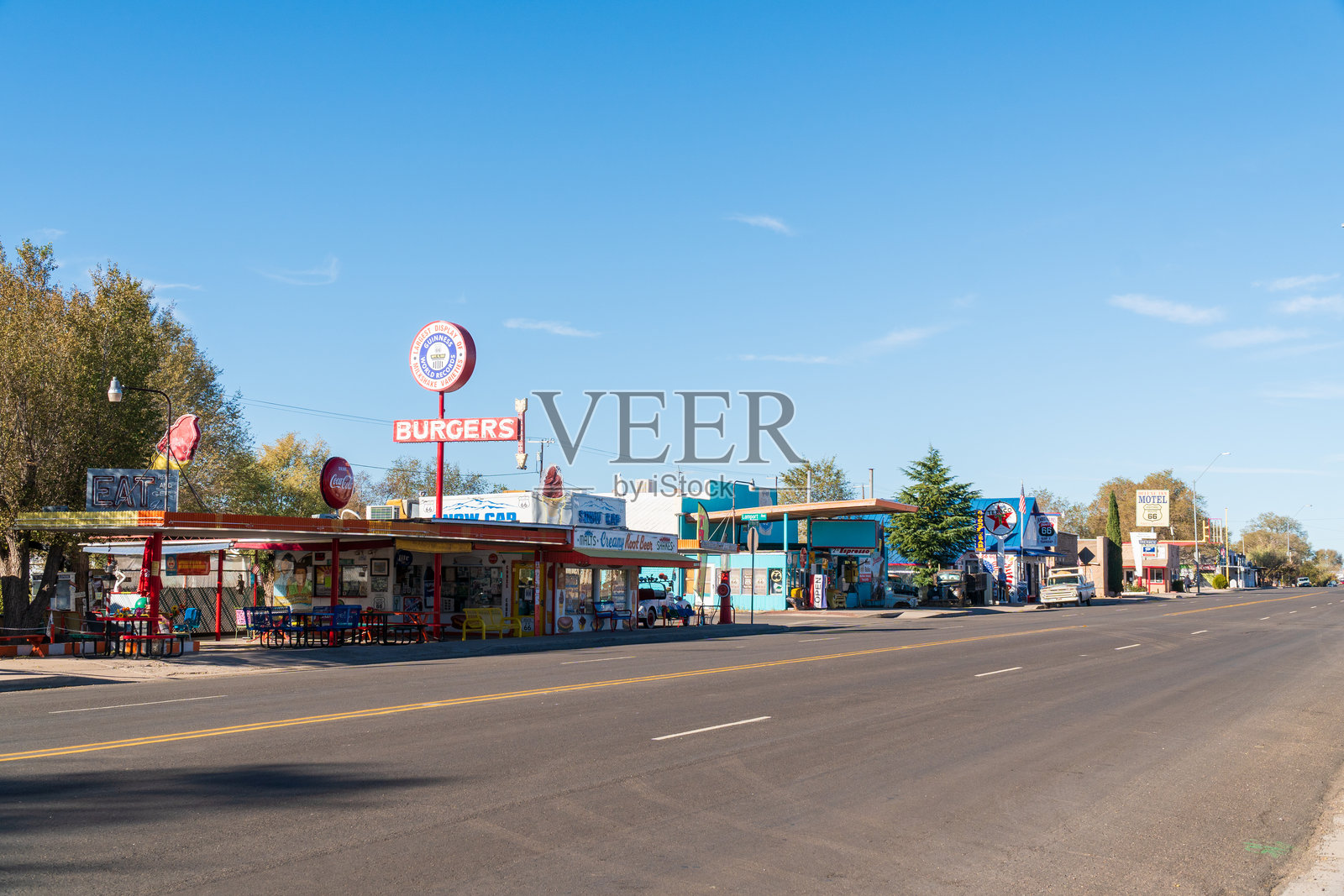 亚利桑那州塞利格曼小镇沿66号公路的色彩缤纷的汉堡餐厅、商店和汽车旅馆。阳光明媚。照片摄影图片