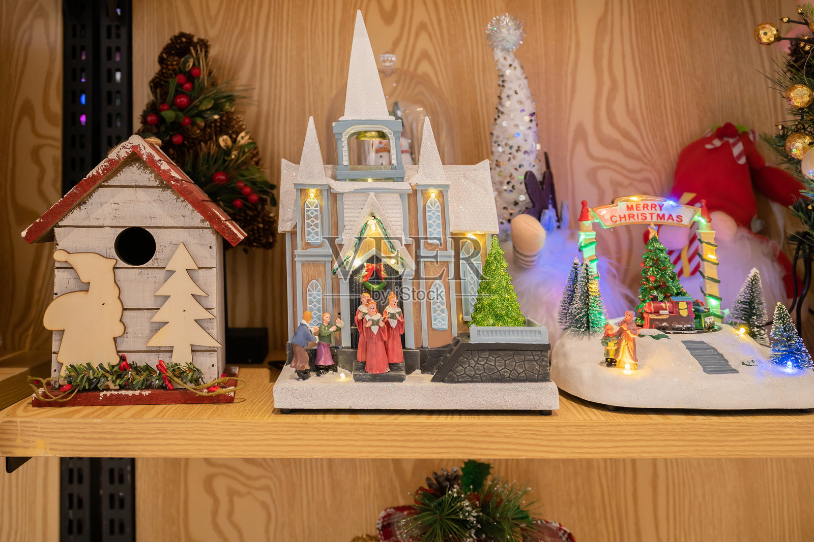 圣诞市场摊位展示各种类型的圣诞装饰品供出售照片摄影图片