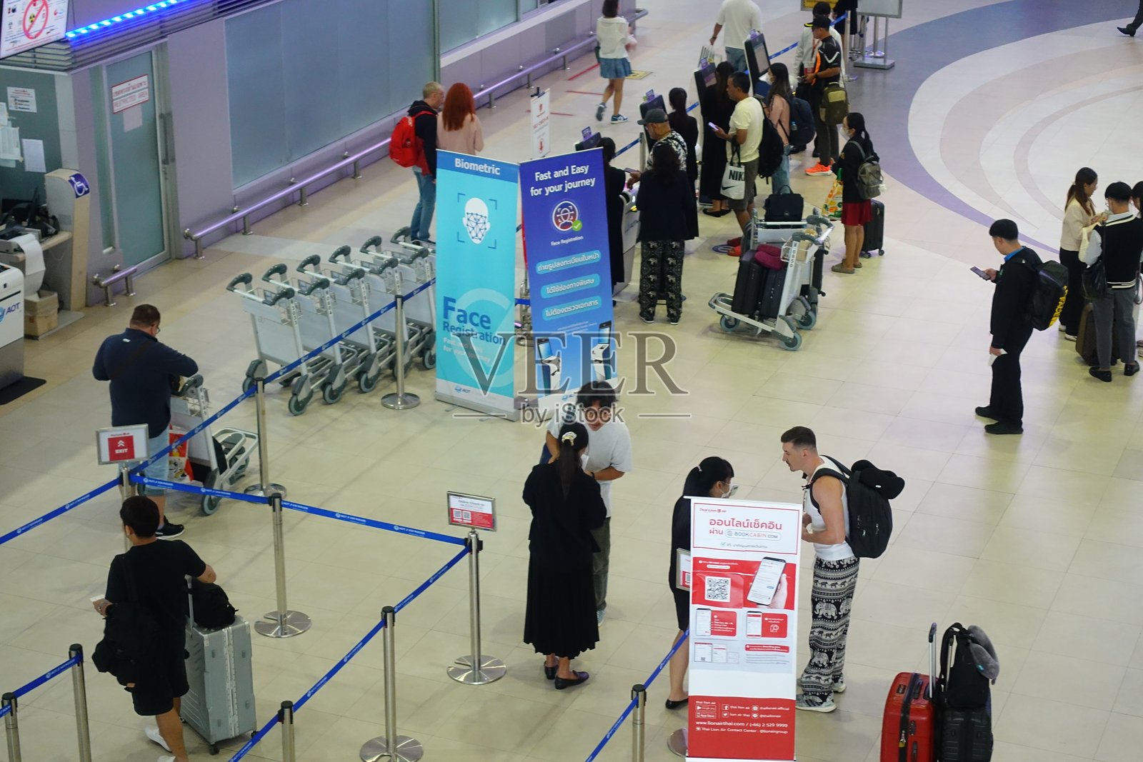 2024年12月21日，泰国曼谷。乘客们在廊曼国际机场为国内航班办理登机手续、走向登机口并等待起飞。照片摄影图片