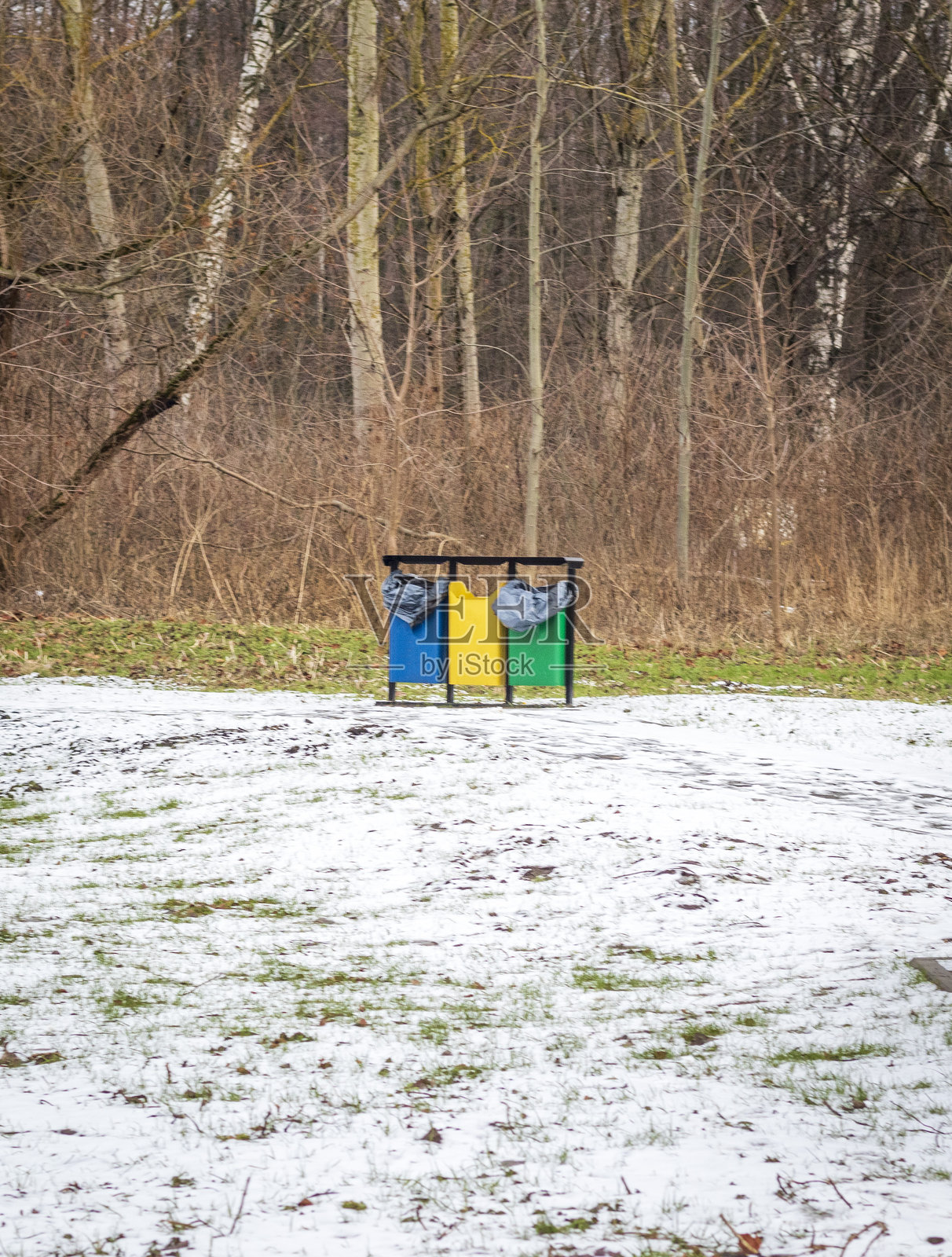 公园内设计用于垃圾分类的垃圾桶。环境。照片摄影图片