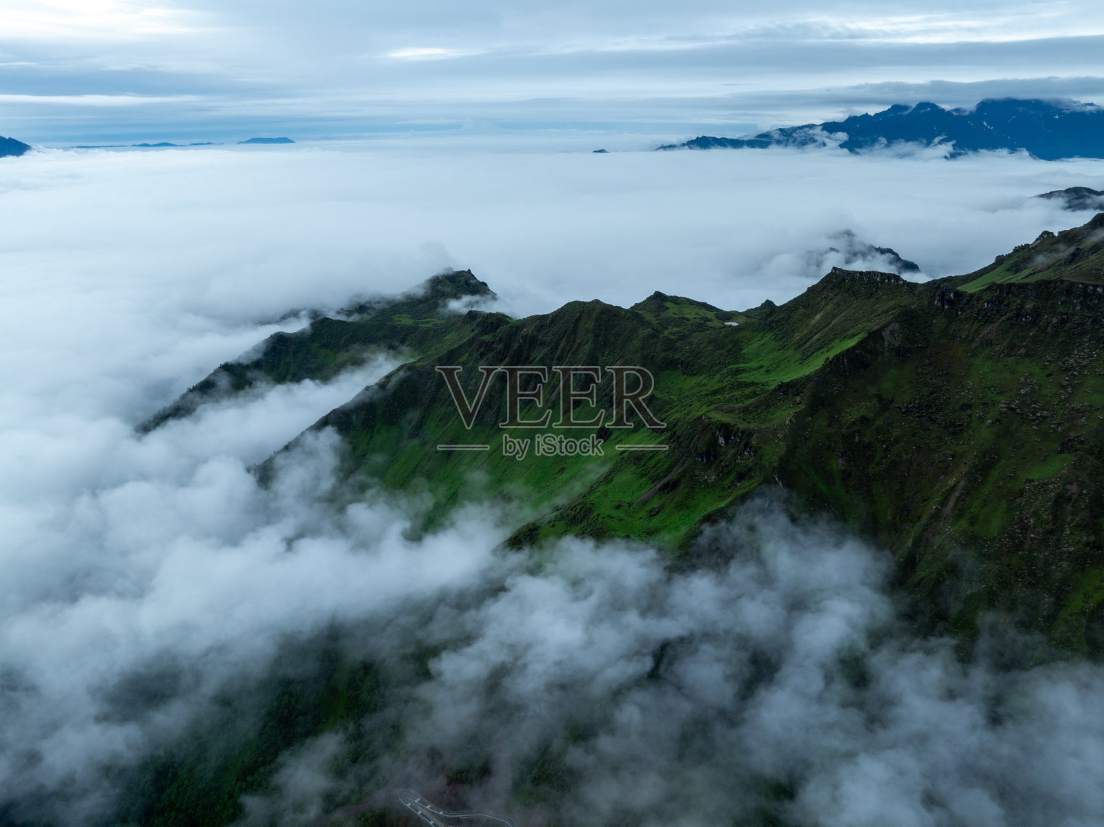 美丽的高海拔草原山谷景观的鸟瞰图照片摄影图片