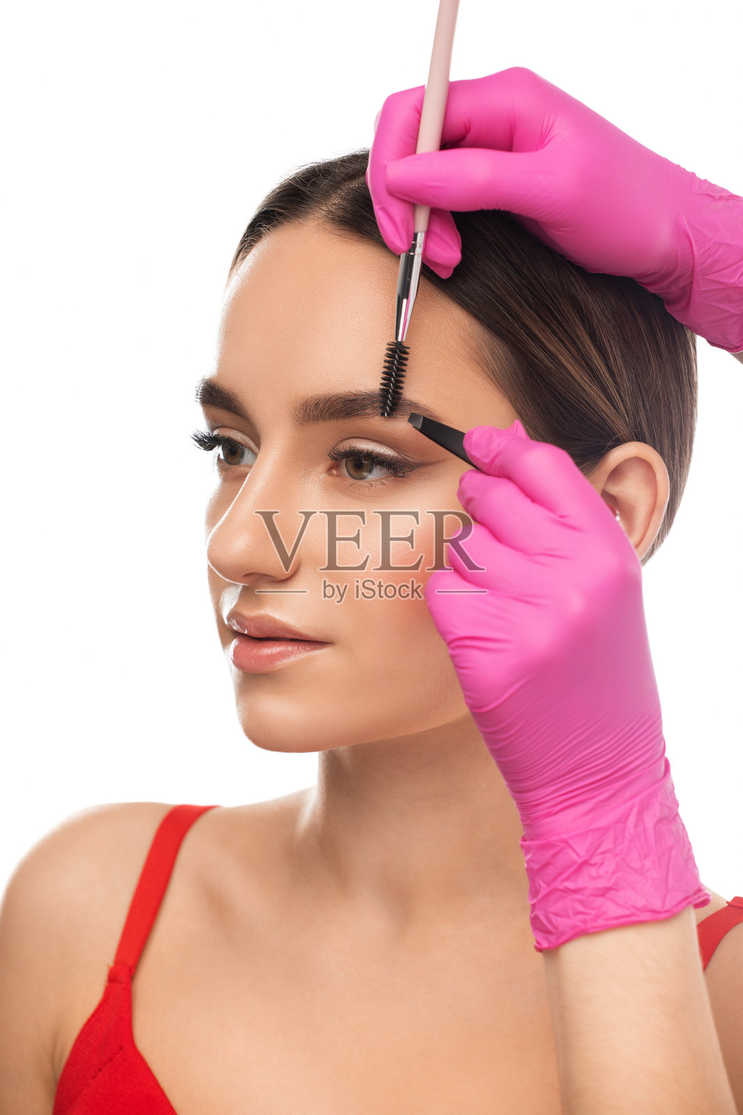 美容院中美丽女性的眉毛永久化妆。美容师在进行眉毛纹身的特写。手术前后的对比拼贴。照片摄影图片