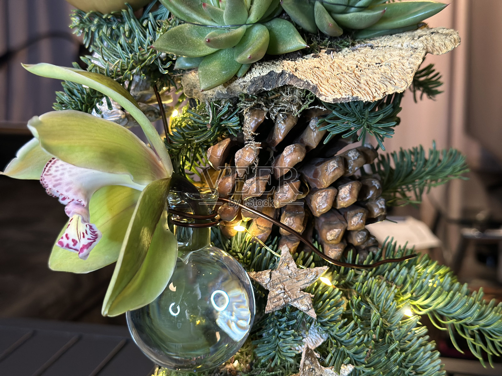 用天然材料制作的手工圣诞树照片摄影图片