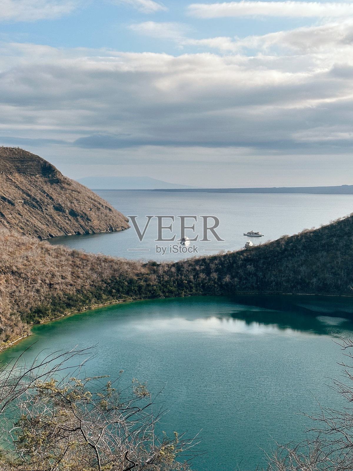 加拉帕戈斯群岛的火山口湖照片摄影图片