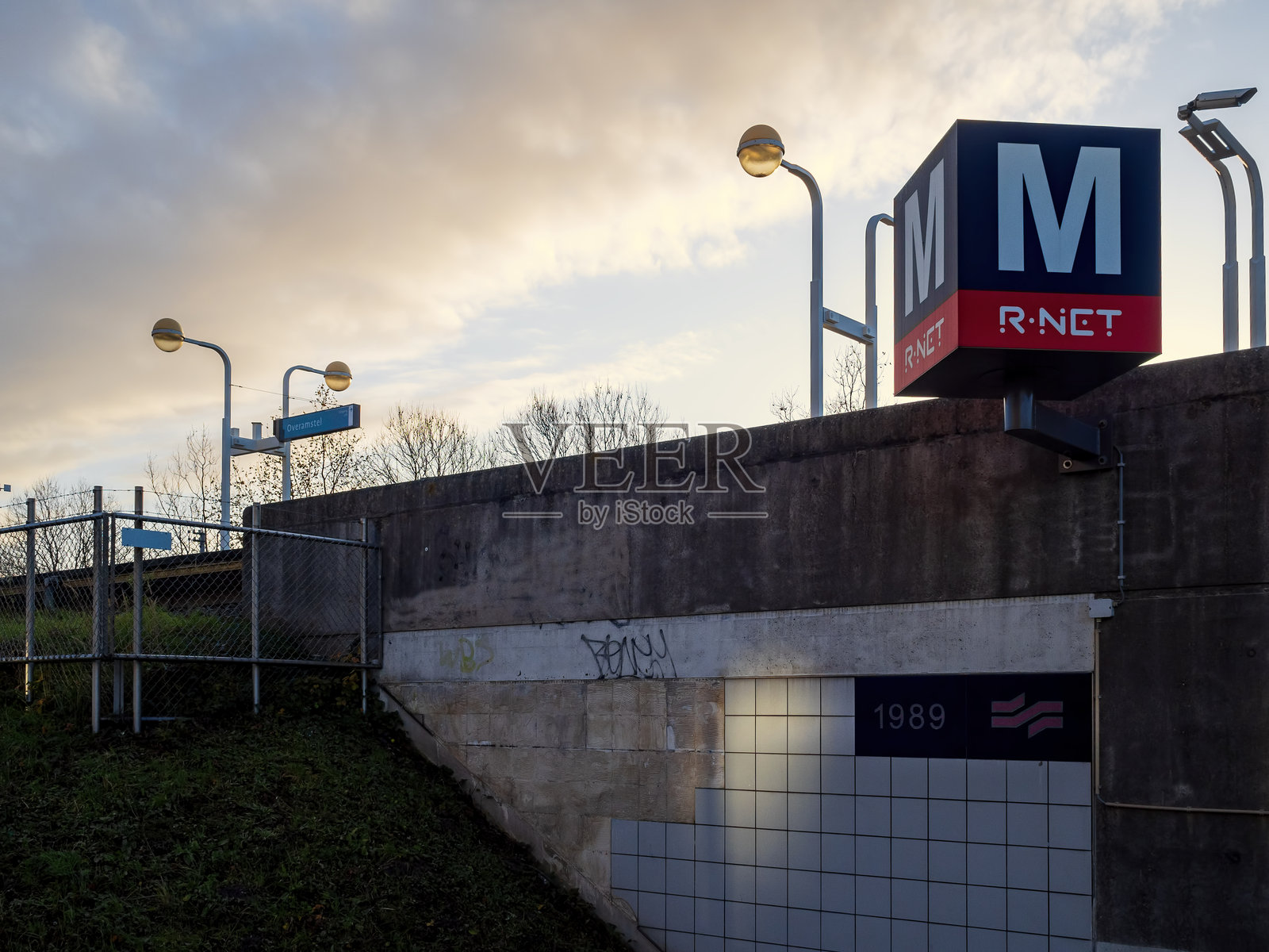 标志上的“M”表示郊区火车站的位置照片摄影图片