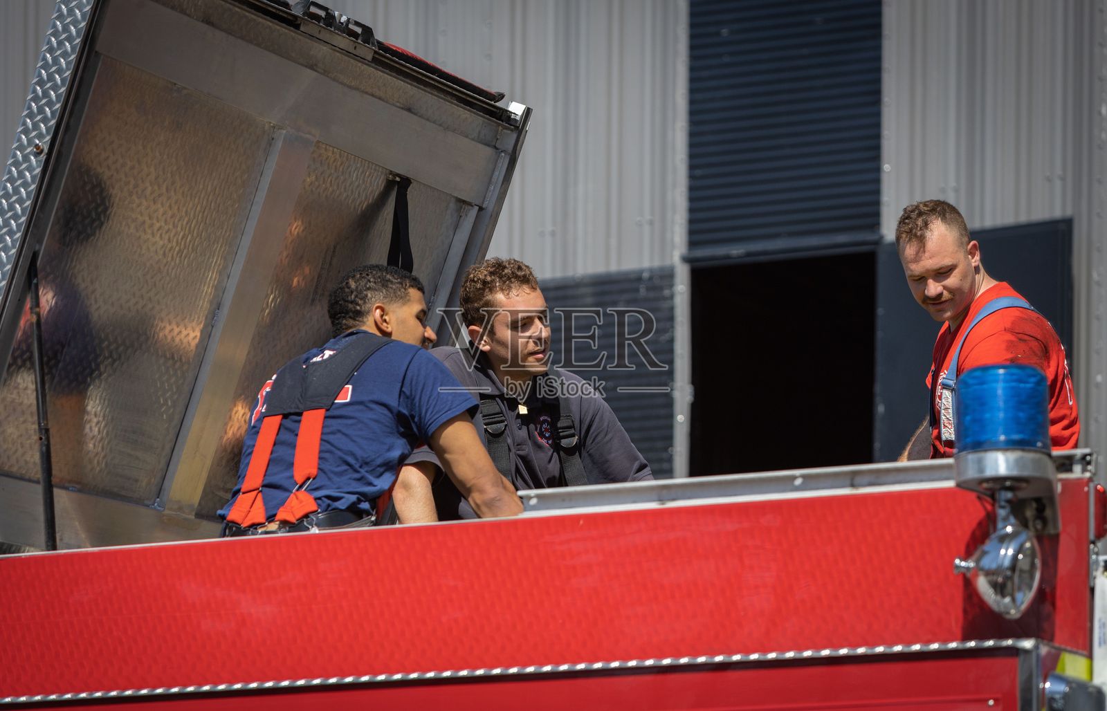 消防员坐在消防车上照片摄影图片