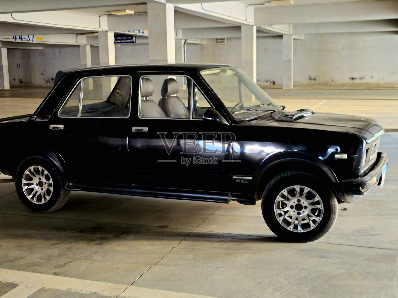 复古老款菲亚特128，一款横置前置发动机、前驱的小型家庭轿车，由菲亚特制造和销售，CKD套件来自扎斯塔瓦。照片摄影图片