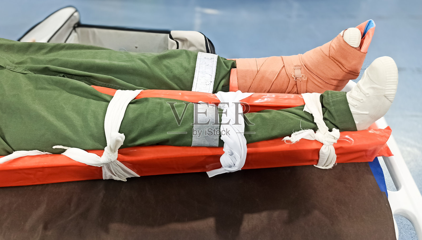 用木夹板为骨折患者的腿进行固定照片摄影图片