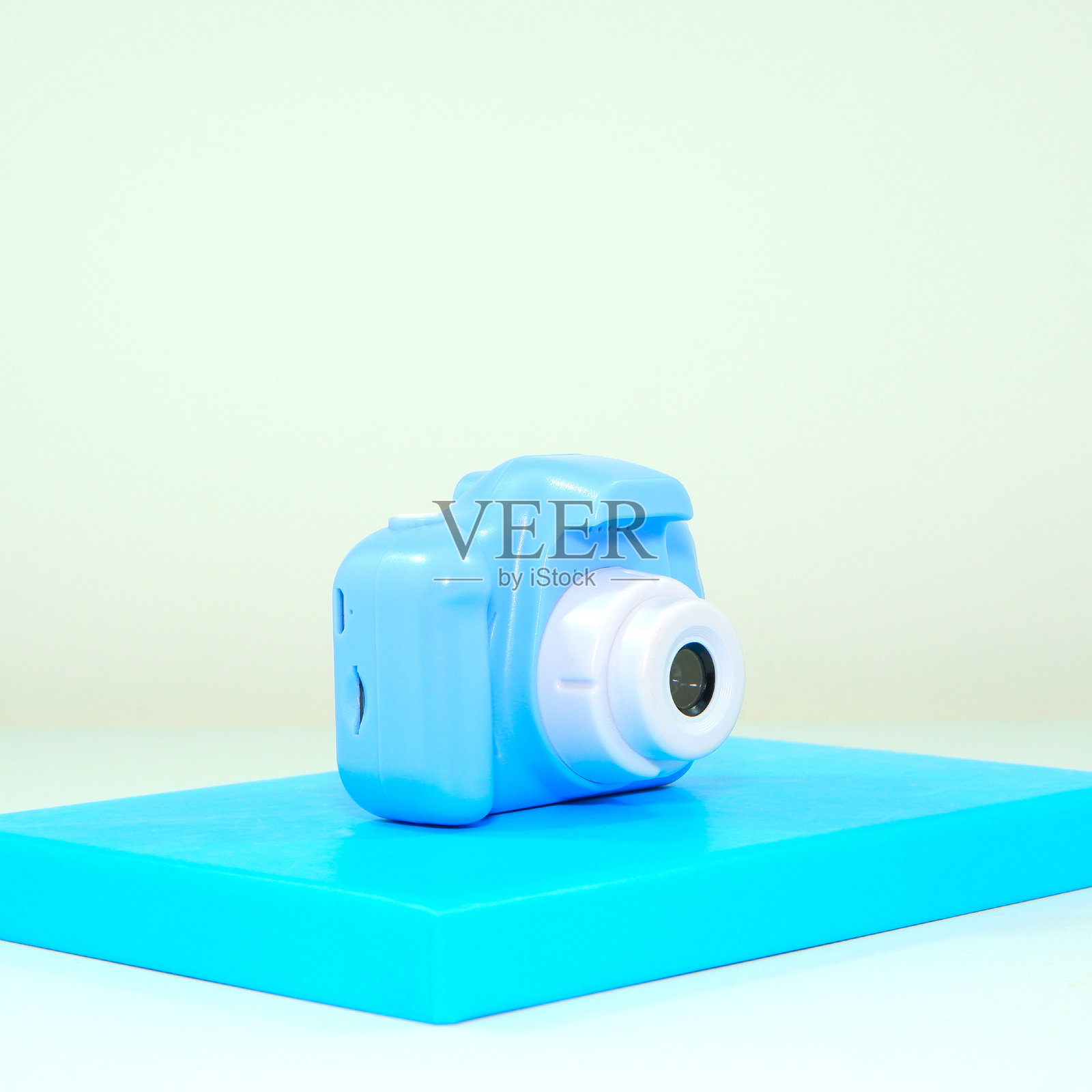 白色背景上孤立的玩具相机特写视图照片摄影图片