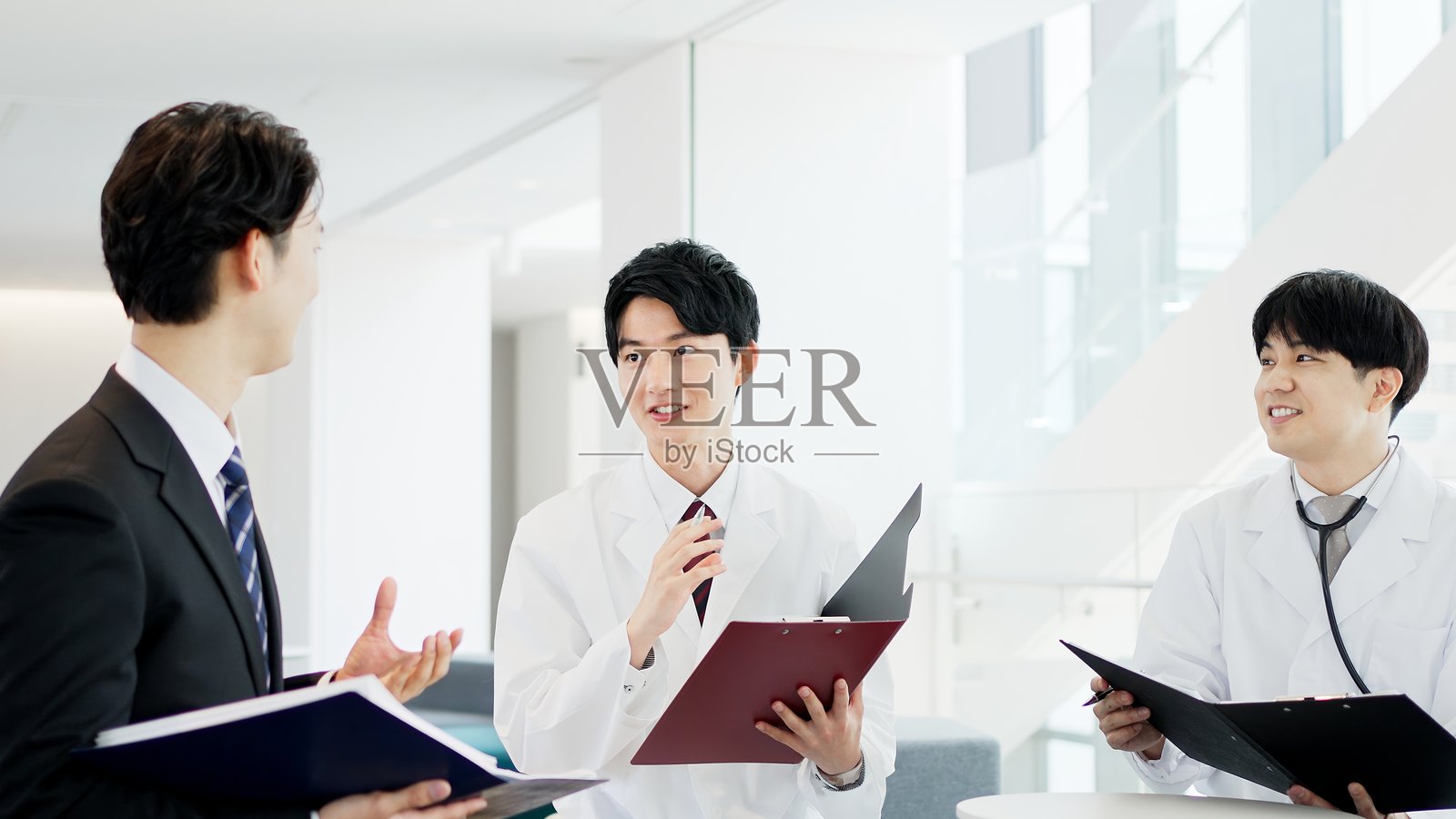 医疗人员正在开会照片摄影图片