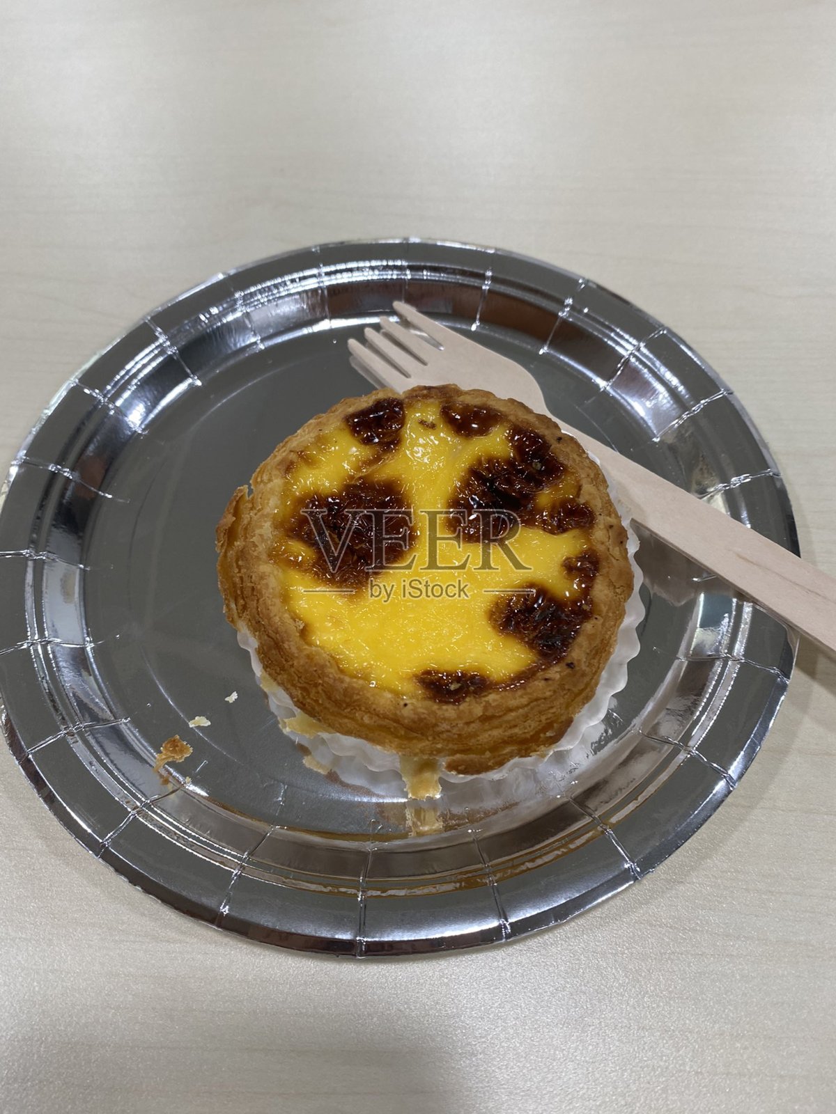 传统葡萄牙蛋挞甜点，白色背景上的葡式蛋挞或贝伦蛋挞照片摄影图片