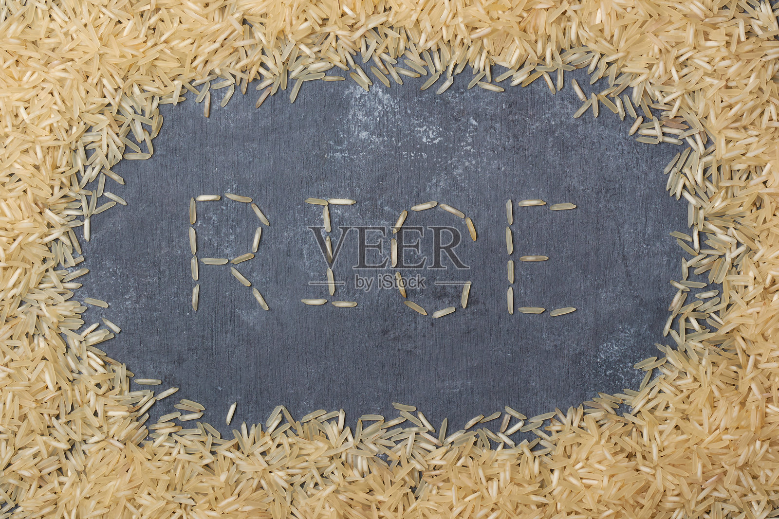 黑色背景上的米字与米粒照片摄影图片