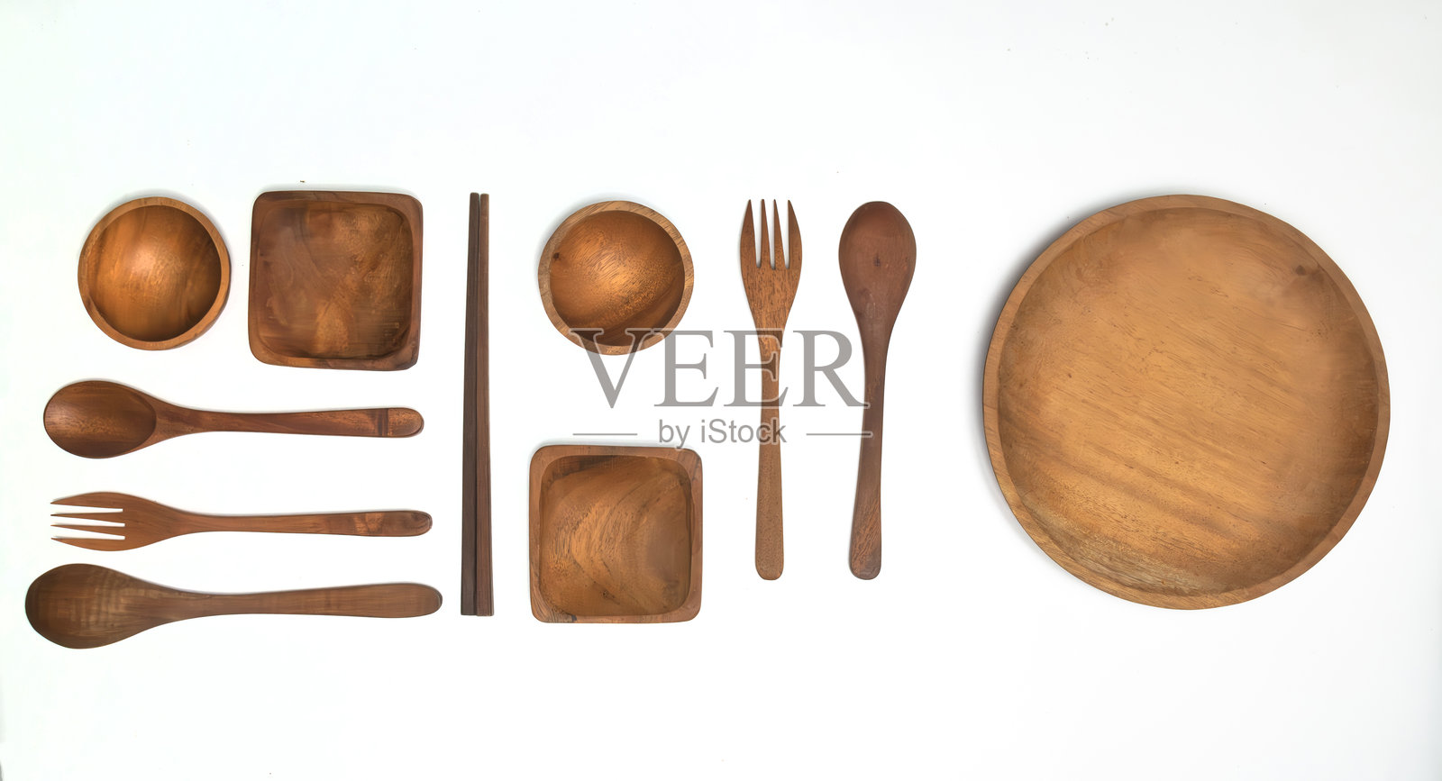 木质厨房用具的平铺图像，背景为纯白色照片摄影图片