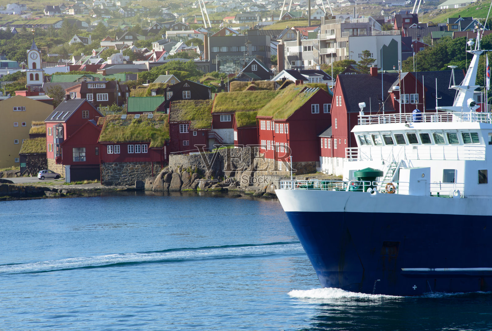 可持续的法罗群岛建筑，特色草屋顶和海洋活动照片摄影图片